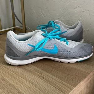 Womens nike flex athletic shoe